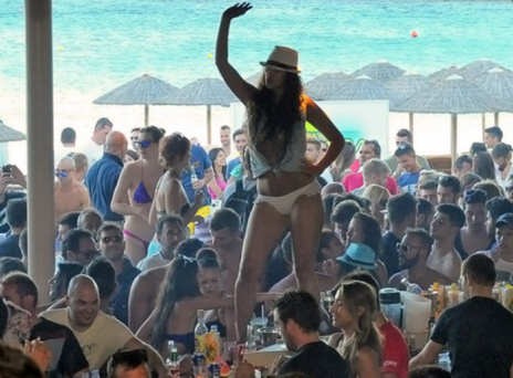 Sex show στη Μύκονο πάνω σε Πόρσε στο φως της ημέρας (video)