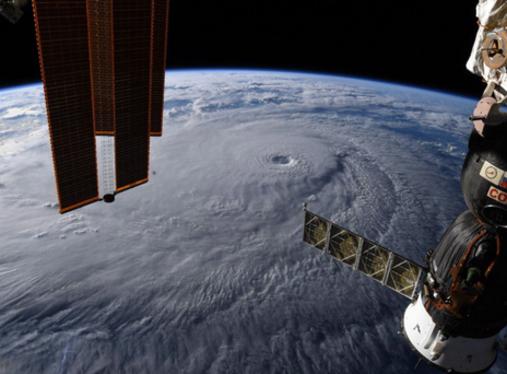 Δέος - Το μάτι του κυκλώνα Λέιν από το Διάστημα (εικόνες) 