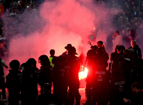 Η ανατολική Γερμανία χωρισμένη σε στρατόπεδα - Ακροδεξιοί εναντίον ακτιβιστών με αφορμή μια δολοφονία (εικόνες)