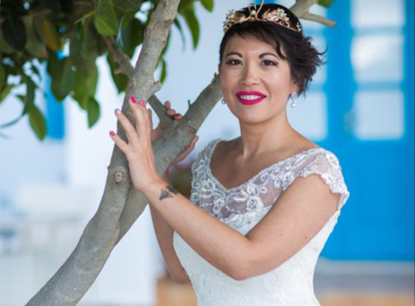 Ρομαντική Γαλλίδα, 38 ετών, παντρεύτηκε τον εαυτό της στη Σαντορίνη (εικόνες) 