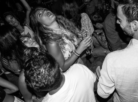 30 φωτογραφίες ξέφρενου nightclubbing στο νησί των Ιπποτών