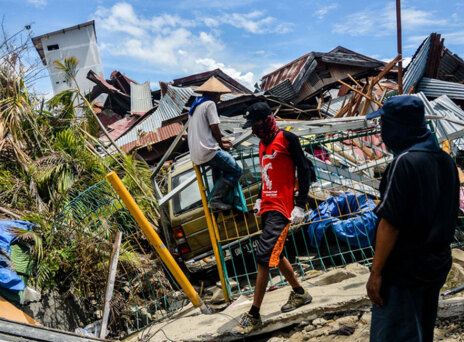 Ινδονησία: Σχεδόν 2.000 οι νεκροί από τον σεισμό και το τσουνάμι - 5.000 αγνοούμενοι 