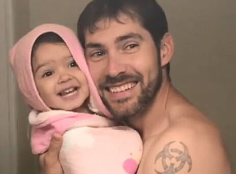 Έγινε viral: Μπαμπάς και κόρη κάνουν lip sync και ρίχνουν το Instagram (video)