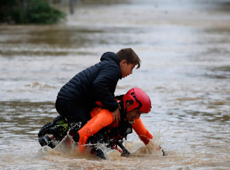 Σε κόκκινο συναγερμό η νοτιοδυτική Γαλλία - 12 νεκροί από τις φονικές πλημμύρες (εικόνες, video) 
