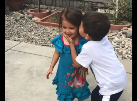 Αγόρι βοηθά την αδερφή του να βάλει καλάθι και «λιώνει» το διαδίκτυο (video)