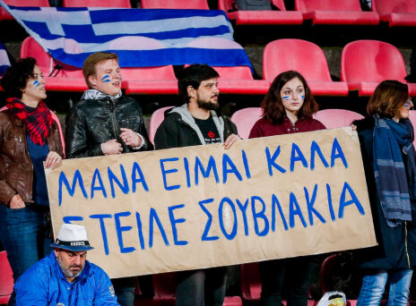 «Μάνα είμαι καλά, στείλε σουβλάκια»: Το επικό πανό των Ελλήνων φιλάθλων στη Φινλανδία