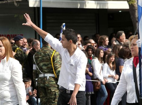 Όλα άρχισαν από την αποθέωση του μαθητή που μούντζωσε επισήμους