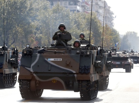 Είστε υπέρ ή κατά της διεξαγωγής στρατιωτικών παρελάσεων;