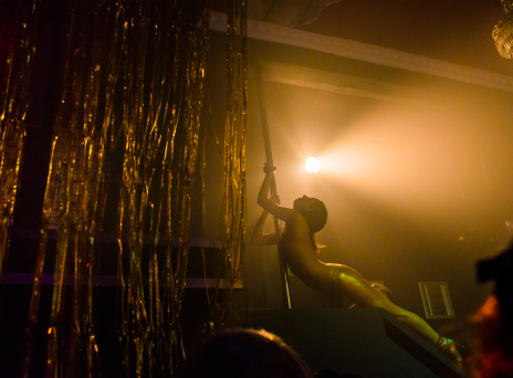 Ένα βράδυ με την Tila Ψαρίλα και άλλα κορίτσια με «εξωγήινα» ονόματα 