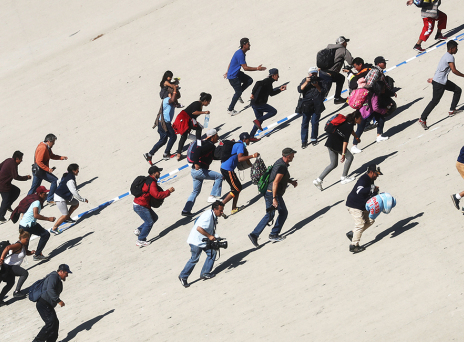 Κλειστά τα σύνορα μεταξύ Σαν Ντιέγκο και Τιχουάνα- Δακρυγόνα στο καραβάνι μεταναστών (video)