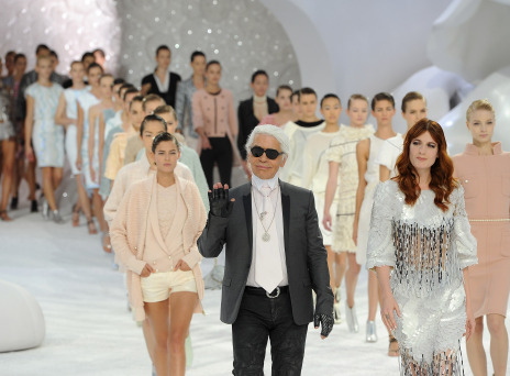 Πώς αποχαιρετά ο κόσμος της μόδας τoν Καρλ Λάγκερφελντ