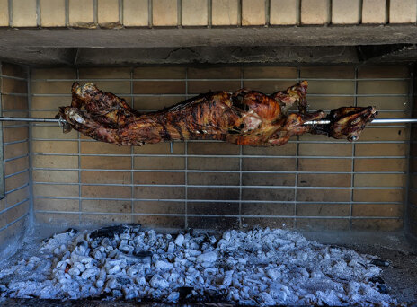 Σούβλισμα αρνιού 