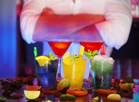 4 κορυφαίοι bartenders της Αθήνας περιγράφουν αστεία περιστατικά με πελάτες τους