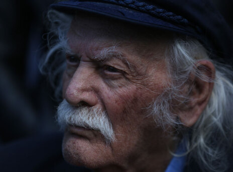 Ο Μανώλης Γλέζος και το πείραμα της Απειράνθου