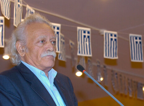 Ο Μανώλης Γλέζος μιλά στα παιδιά για ιδανικά 