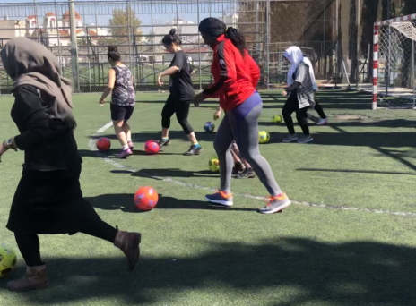 Παίζουν οι προσφυγοπούλες μπάλα;