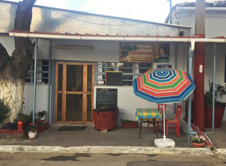 Λελούδας: ελιές τσακιστές, μπακαλιάρος και ρετσίνα στον Ελαιώνα