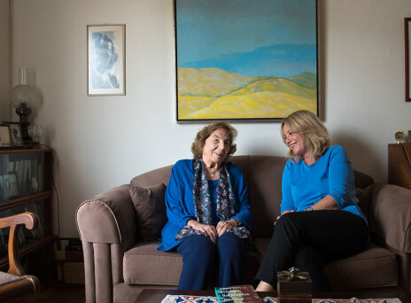 Η Άλκη Ζέη με την επιμελήτριά της Ελένη Μπούρα 