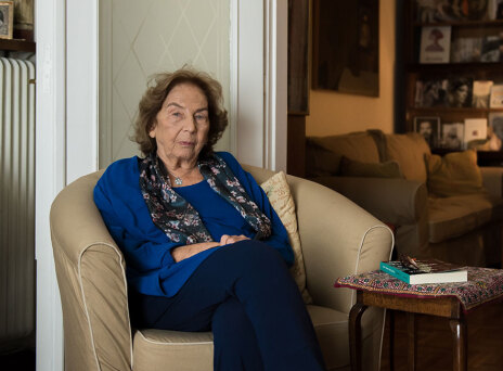 Η Άλκη Ζέη στον καναπέ του σπιτιού της