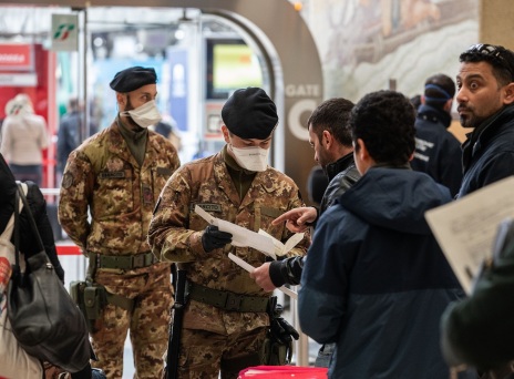 Στρατιωτικοί έλεγχοι στο Μιλάνο που βρίσκεται σε καραντίνα λόγω κορωνοϊού