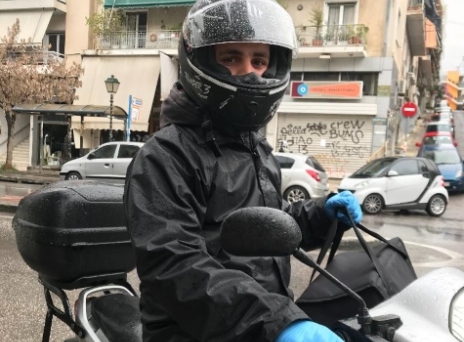 Μπάμπης Τυροβολάς,διανομέας φαγητού