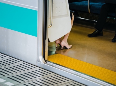 Γυναίκα με τακούνια στο τρένο