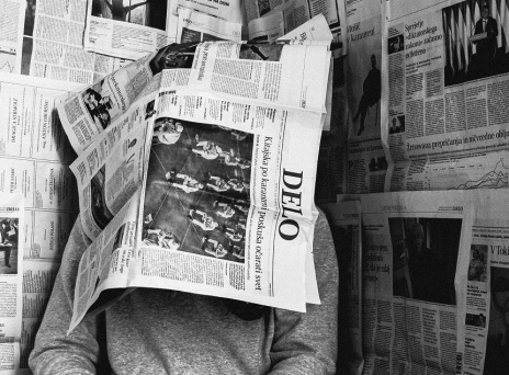 Άνθρωπος καλυμμένος από εφημερίδες