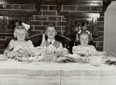 Παιδιά γύρω από το τραπέζι