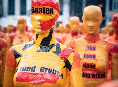 Κούκλες με συνθήματα κατά της βίας κατά των γυναικών