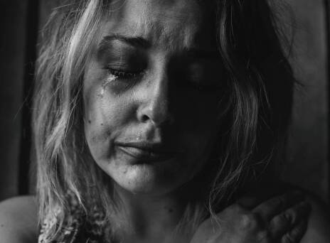 Ασπρόμαυρη φωτογραφία γυναίκας που κλαίει