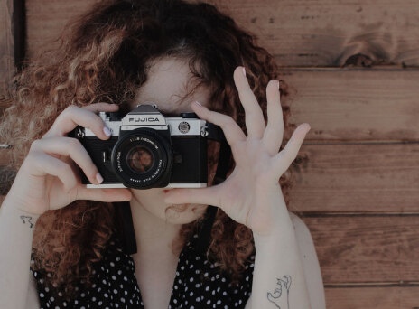 Γυναίκα με παλιά φωτογραφική μηχανή