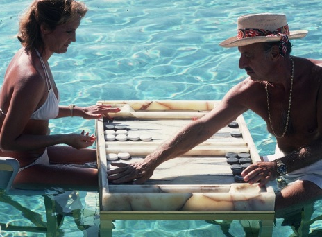 Η Carmen Alvarez παίζει τάβλι με τον Frank “Brandy” Brandsetter, έναν κατάσκοπο πληροφοριών των ΗΠΑ.