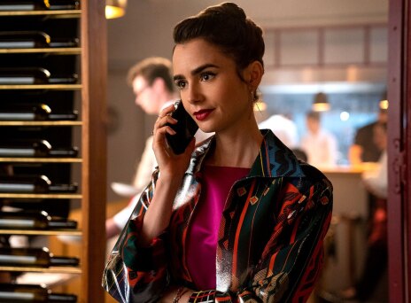 Η ηθοποιός Lily Collins ως Emily Cooper στη σειρά Emily in Paris