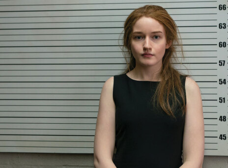 Η Julia Garner ως Anna Delvey στη σειρά Inventing Anna του Netflix