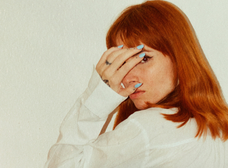 Γυναίκα καλύπτει το πρόσωπό της με το χέρι της