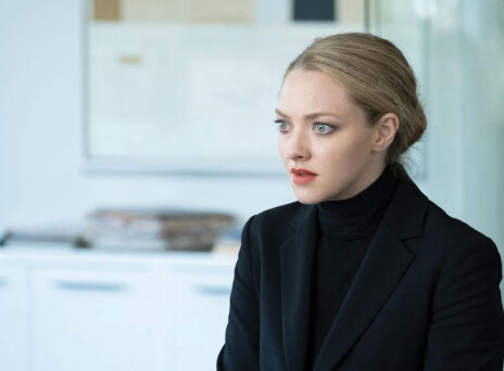 Η ηθοποιός Amanda Seyfried ως Elizabeth Holmes στη σειρά The Dropout