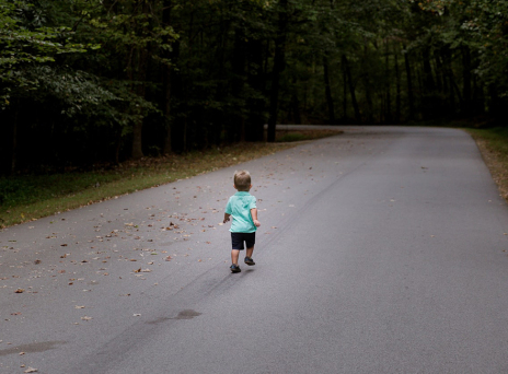 Παιδί που περπατάει προς το δάσος