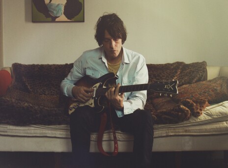 «Everything Was Beautiful»: Το νέο άλμπουμ των Spiritualized μόλις κυκλοφόρησε και ο Jason Pierce μας ξεναγεί στο σύμπαν της αρχετυπικής βρετανικής μπάντας.