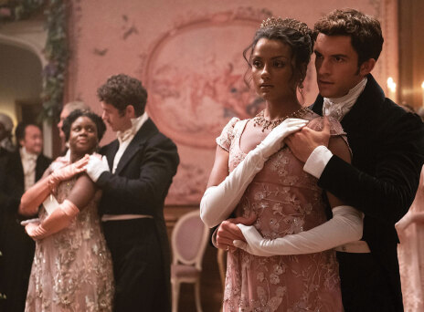 Οι ηθοποιοί Simone Ashley και Jonathan Bailey στη σειρά Bridgerton του Netflix