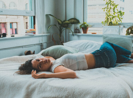 Γυναικα ξαπλωμένη με τα ρούχα σε κρεβάτι