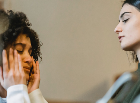Κοπέλα που παρηγορεί τη φίλη της που κλαίει