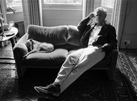 Ο συγγραφέας Τζον Λε Καρέ στον καναπέ του μαζί με ένα σκύλο