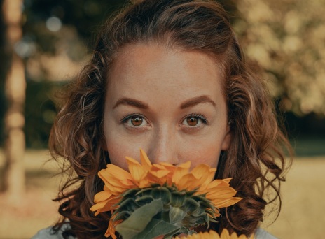 Γυναίκα μυρίζει ηλίανθο