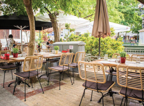 Κυβέλη: Το αγαπημένο μεζεδοπωλείο της Κυψέλης στην καλύτερη στιγμή του