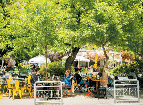 Μπούφαλος, το λαχταριστό στέκι της πλατείας Αγίου Γεωργίου