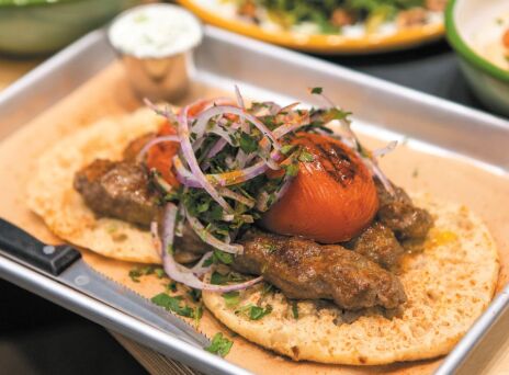 Μπαϊρακτάρης Eatery: Ελληνικές κι ανατολίτικες νοστιμιές στο χέρι