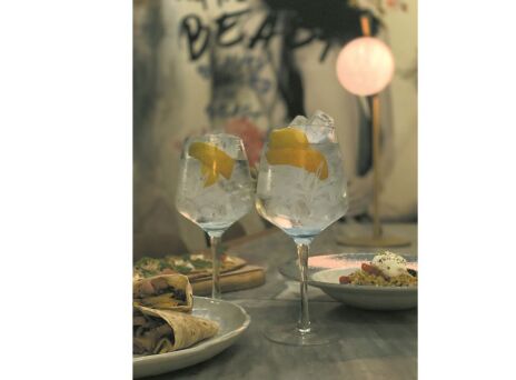 Cocktail και brunch στο Beauty Killed the Beast