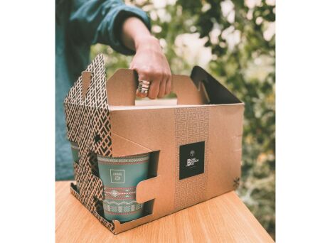 Bond Restaurant Bar: Χειροποίητα γλυκά σε μαγευτική αυλή