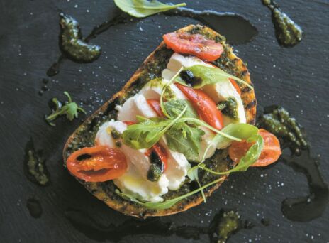 Bond Restaurant Bar: Ιταλικές βραδιές σε ολάνθιστο κήπο