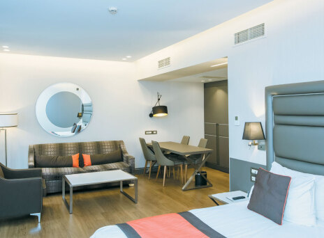 Holiday Suites Arnis Street, καλαίσθητο, λειτουργικό, σε έναν κατάφυτο πεζόδρομο